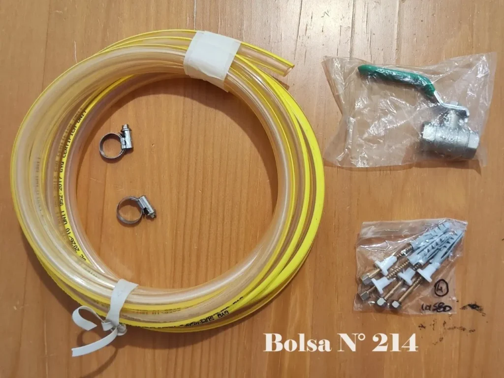 Kit de plomería y ferretería con manguera, abrazaderas, válvula y anclajes, Bolsa N° 214 by Remates Narvaja