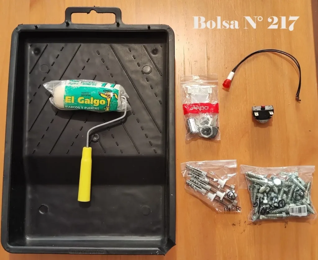 Bolsa N° 217 con rodillo de pintura, bandeja, tornillos, tacos y componentes eléctricos. by Remates Narvaja