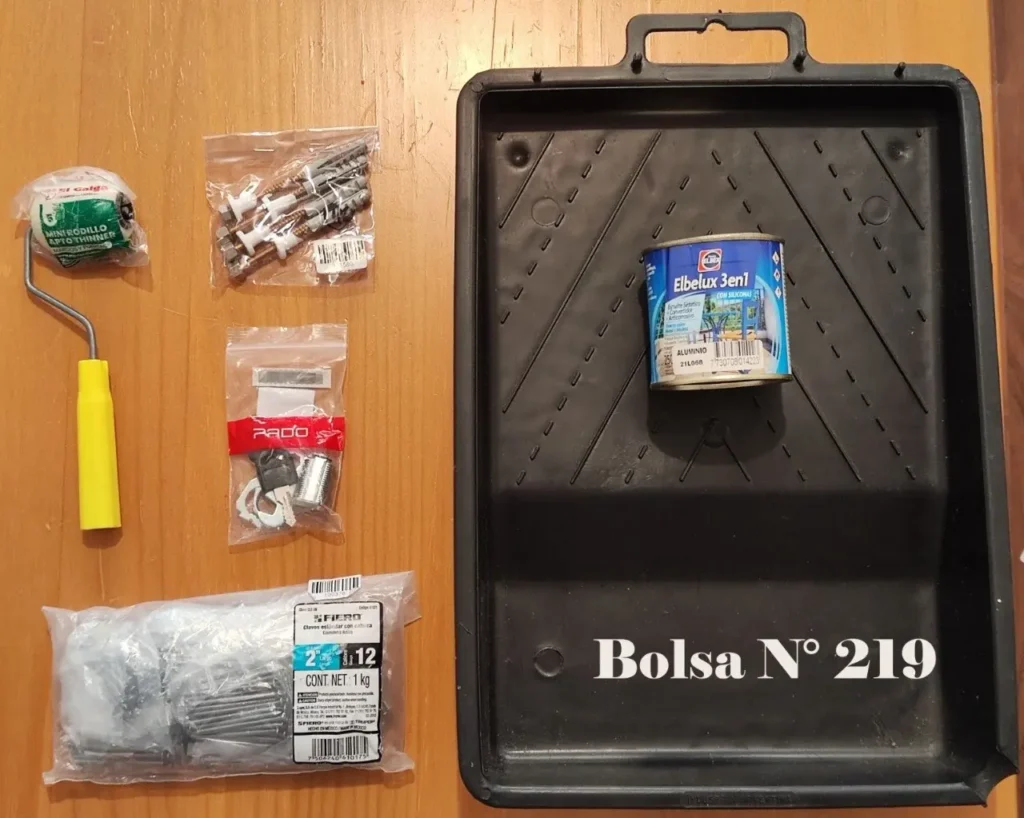 Kit de pintura y ferretería con rodillo, clavos, tornillos y lata de pintura en bandeja. by Remates Narvaja