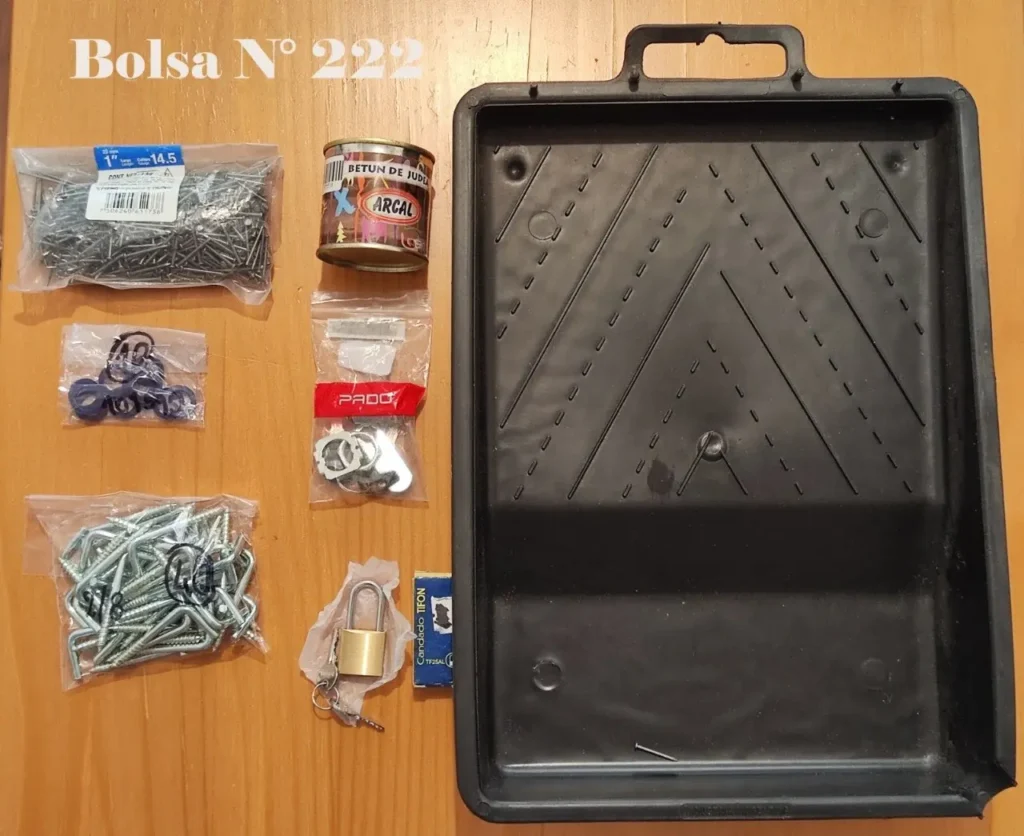 Contenido de la Bolsa N° 222: clavos, tornillos, arandelas, betún y candado junto a una bandeja by Remates Narvaja
