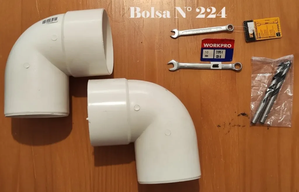 Codos de PVC, llaves y brocas sobre madera. by Remates Narvaja