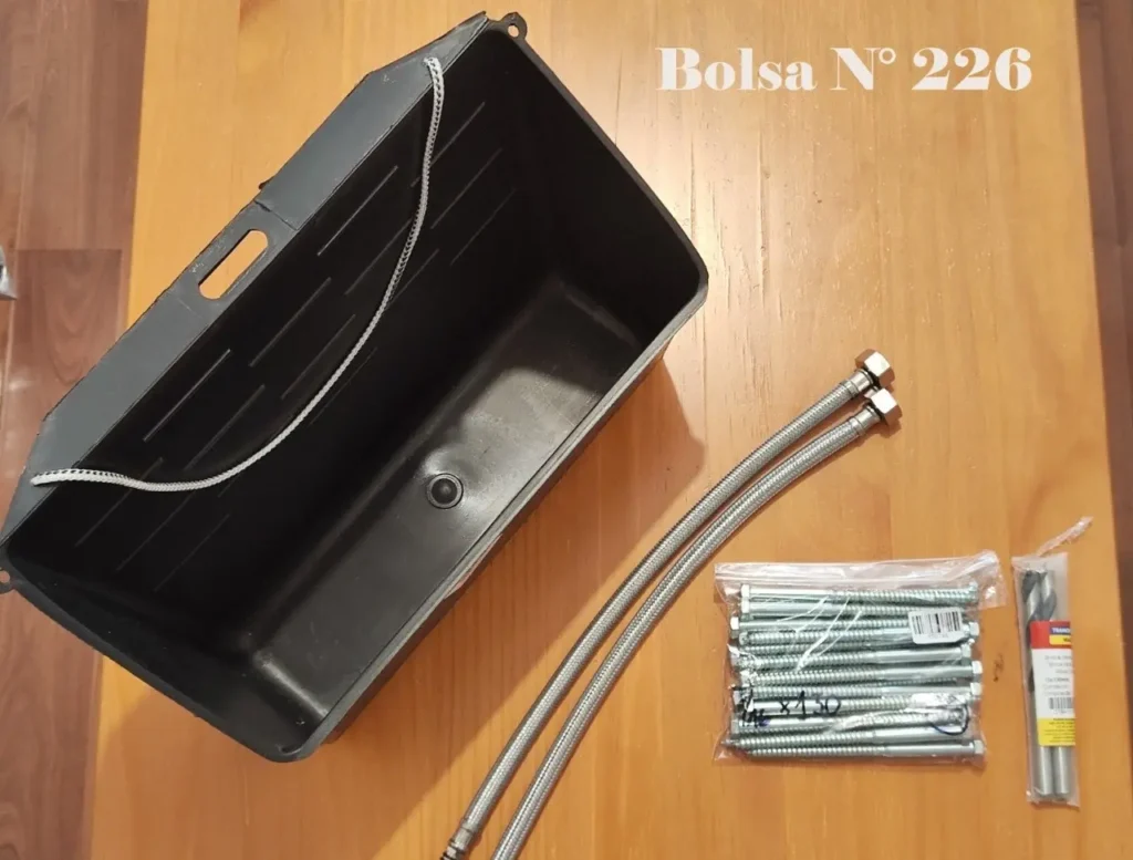 Contenedor negro, mangueras flexibles, tornillos y brocas (Bolsa N° 226) by Remates Narvaja