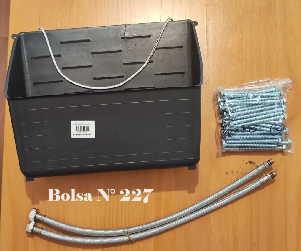Contenedor negro, bolsa de tornillos y flexibles de agua, con la etiqueta "Bolsa N° 227". by Remates Narvaja