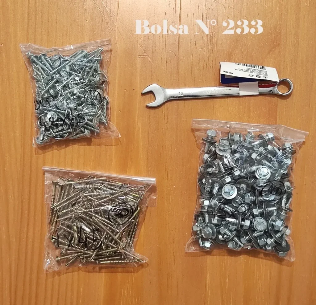 Bolsa N° 233: Tres bolsas de tornillos variados (autoperforantes, madera, cabeza hexagonal) y una llave inglesa by Remates Narvaja