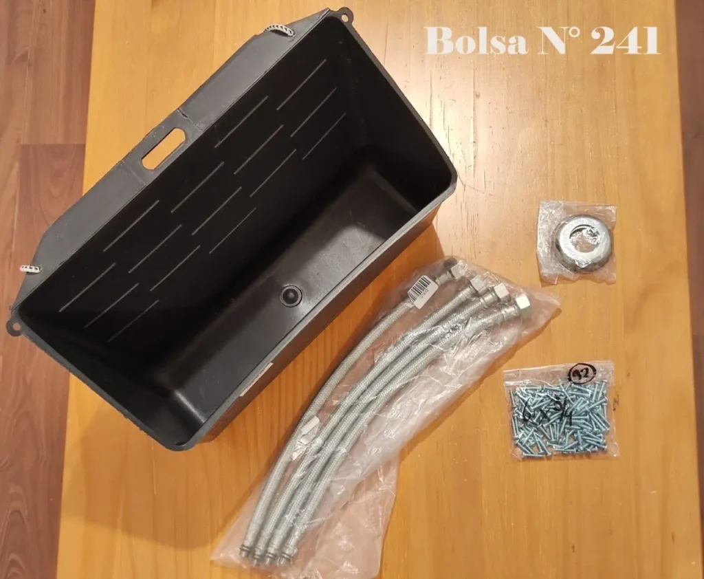 Kit Bolsa N° 241: Contenedor negro, mangueras flexibles, tornillos y accesorios. by Remates Narvaja