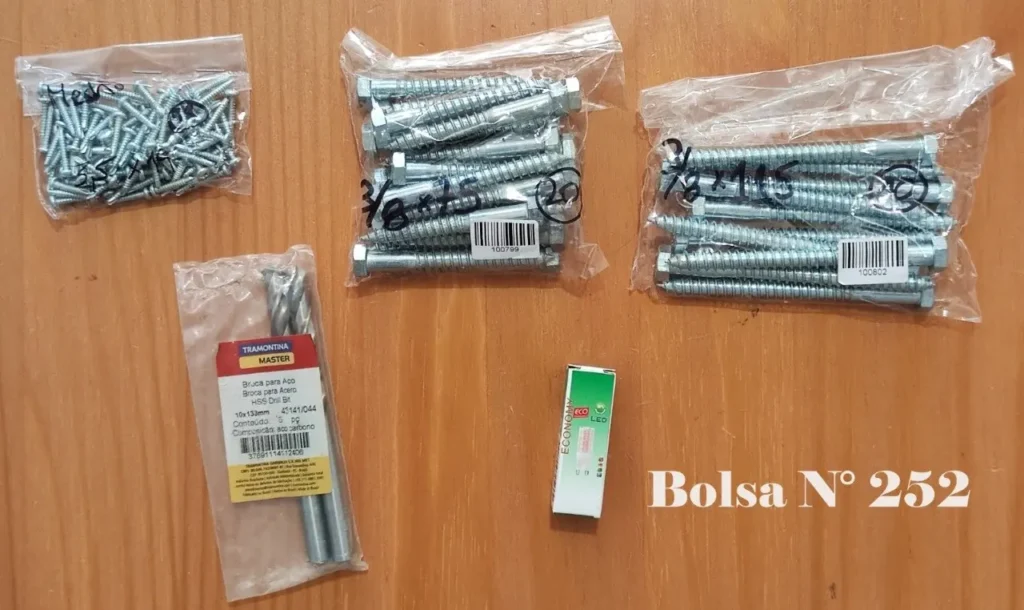 Surtido de tornillos, tirafondos, brocas HSS Tramontina y una caja LED sobre madera, etiquetado como " by Remates Narvaja