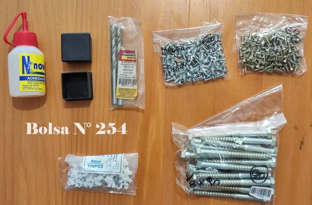 Surtido de ferretería con pegamento, brocas, tornillos, clips para cables y tapones, identificado como Bolsa N° 25 by Remates Narvaja
