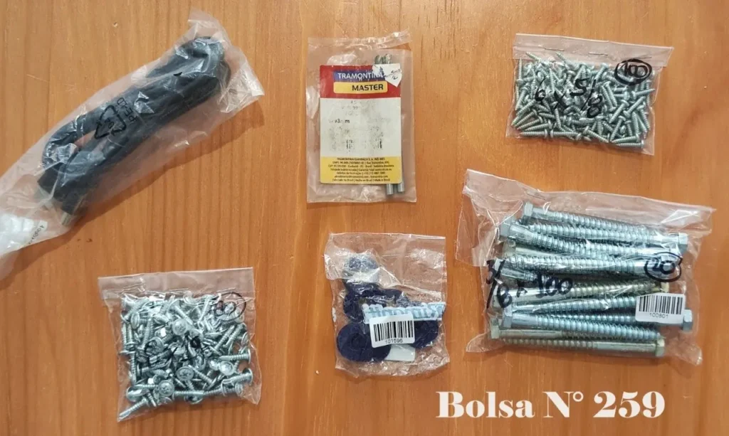 Surtido de tornillos, pernos, anclajes, brocas y un cable en bolsas plásticas, identificado como "Bolsa Nº by Remates Narvaja