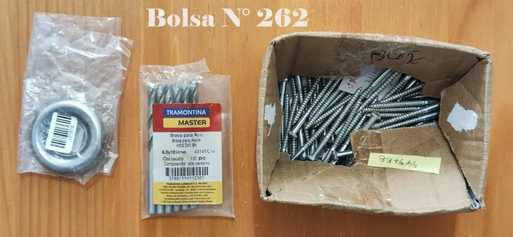 Surtido de ferretería: arandela metálica, brocas Tramontina HSS y caja de tornillos, etiquetado como Bolsa by Remates Narvaja