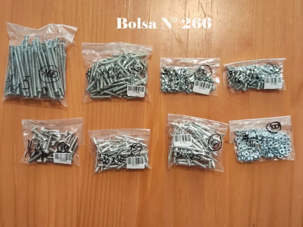 Bolsa N° 266: Surtido de tornillos, pernos, tuercas y remaches en bolsas plásticas. by Remates Narvaja