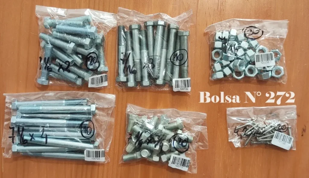 Surtido de pernos, tuercas y tornillos de ferretería en bolsas transparentes etiquetadas, parte de la "B by Remates Narvaja