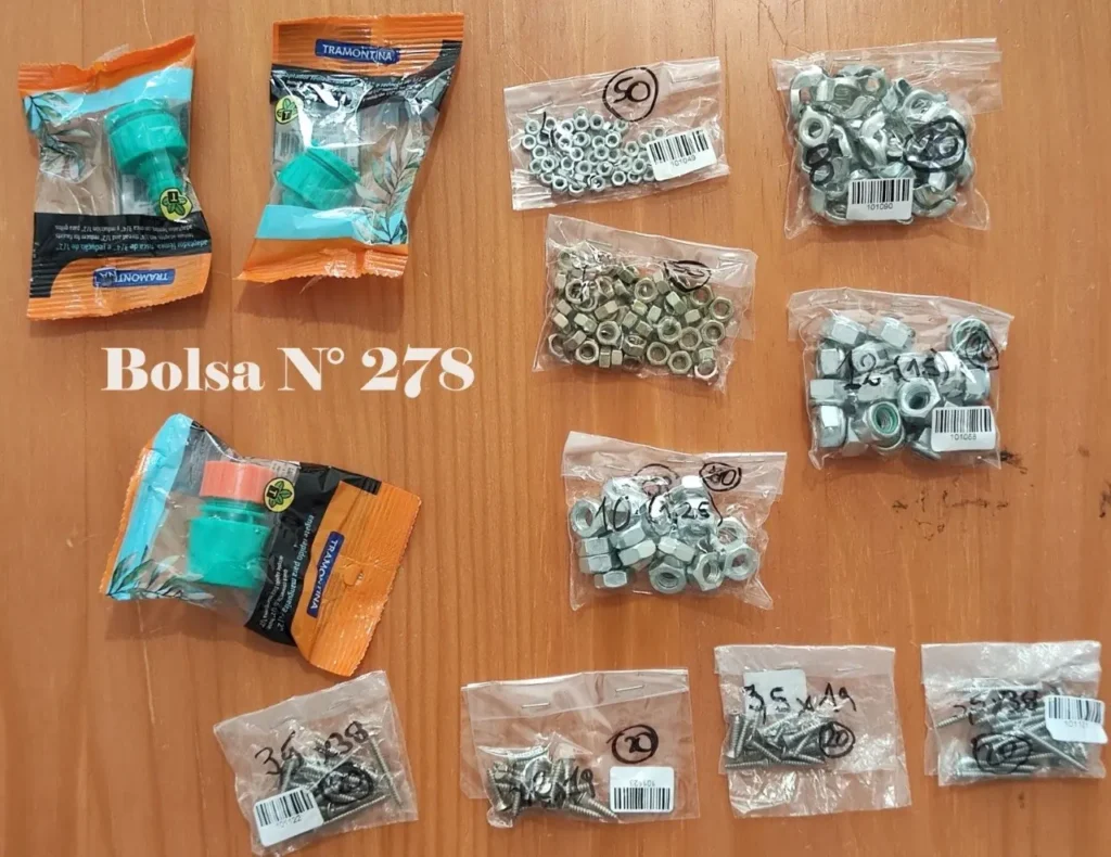 Bolsas de ferretería con tuercas, tornillos y conectores de manguera, identificados como 'Bolsa N by Remates Narvaja