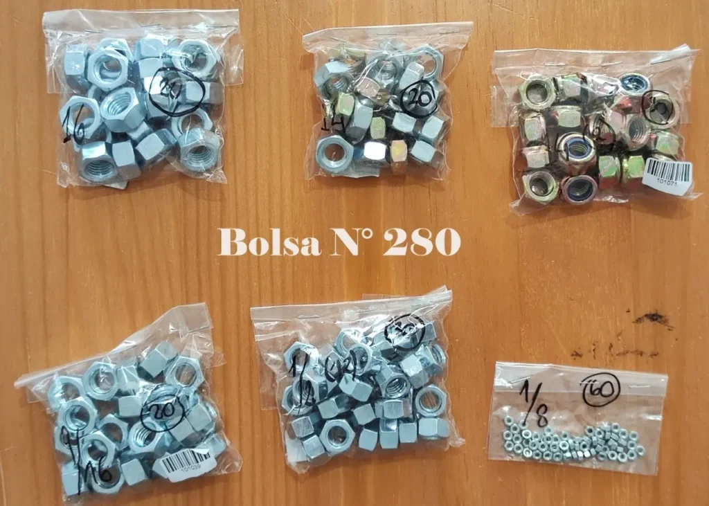 Surtido de tuercas en bolsas plásticas, incluyendo tuercas hexagonales y pequeñas, con la inscripción "Bolsa N by Remates Narvaja