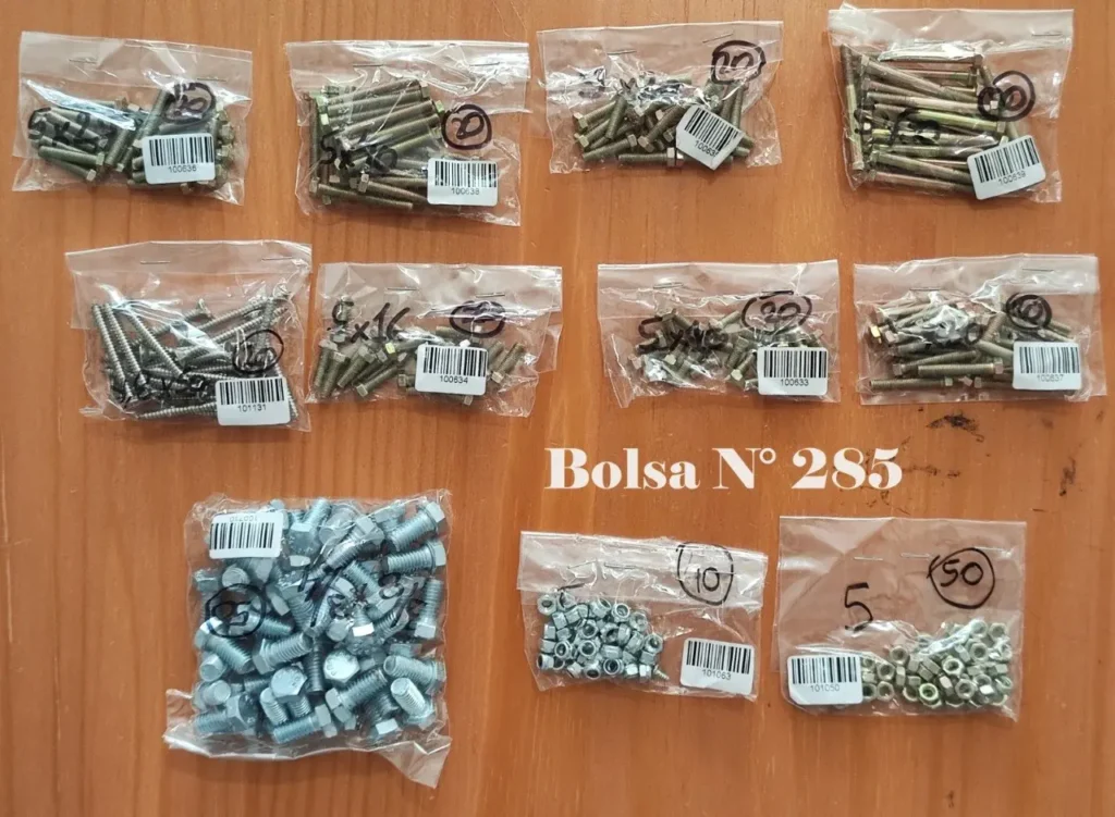 Surtido de tornillos, pernos y tuercas en bolsas transparentes con etiquetas, incluyendo la "Bolsa N° by Remates Narvaja