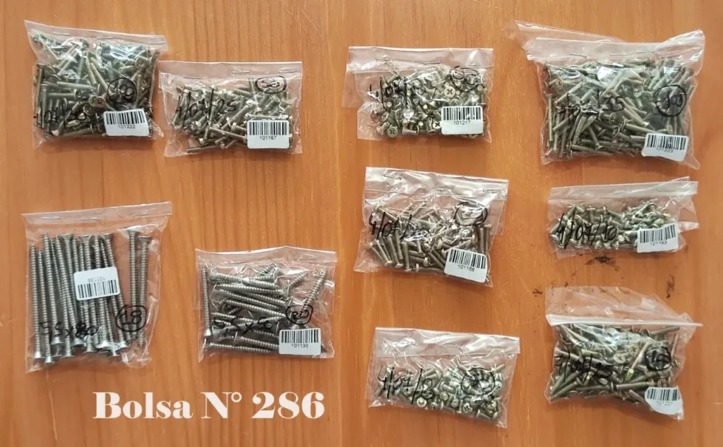 Surtido de tornillos en bolsas transparentes con etiquetas y códigos de barras, incluyendo la "Bolsa Nº 286". by Remates Narvaja