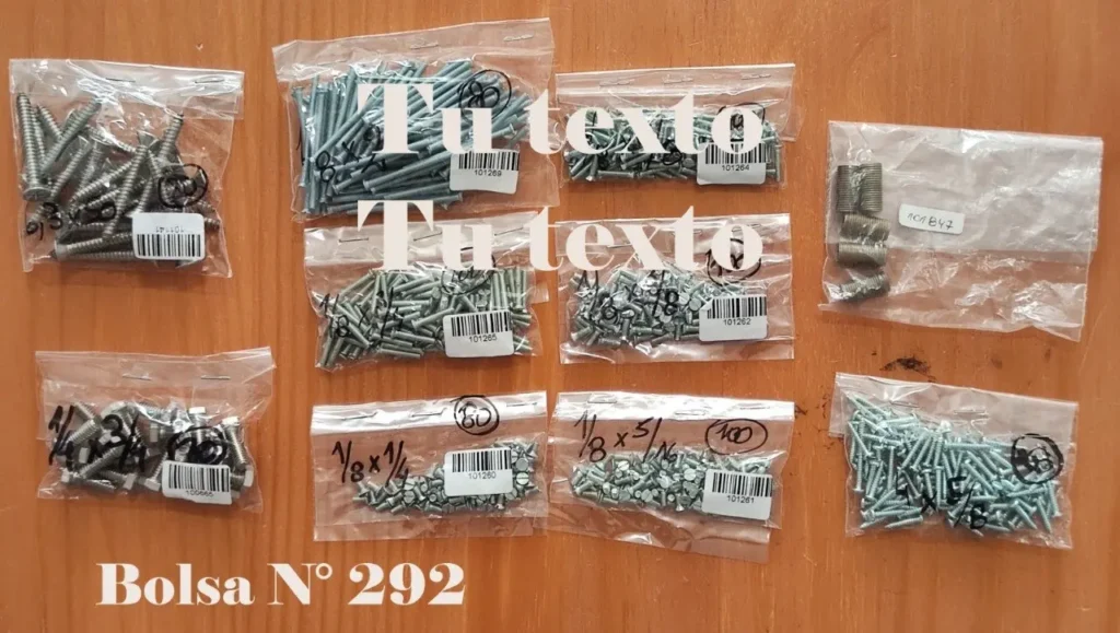 Bolsas transparentes con tornillos y pernos de varios tamaños y tipos, con etiquetas y códigos de barras, sobre una superficie de madera by Remates Narvaja