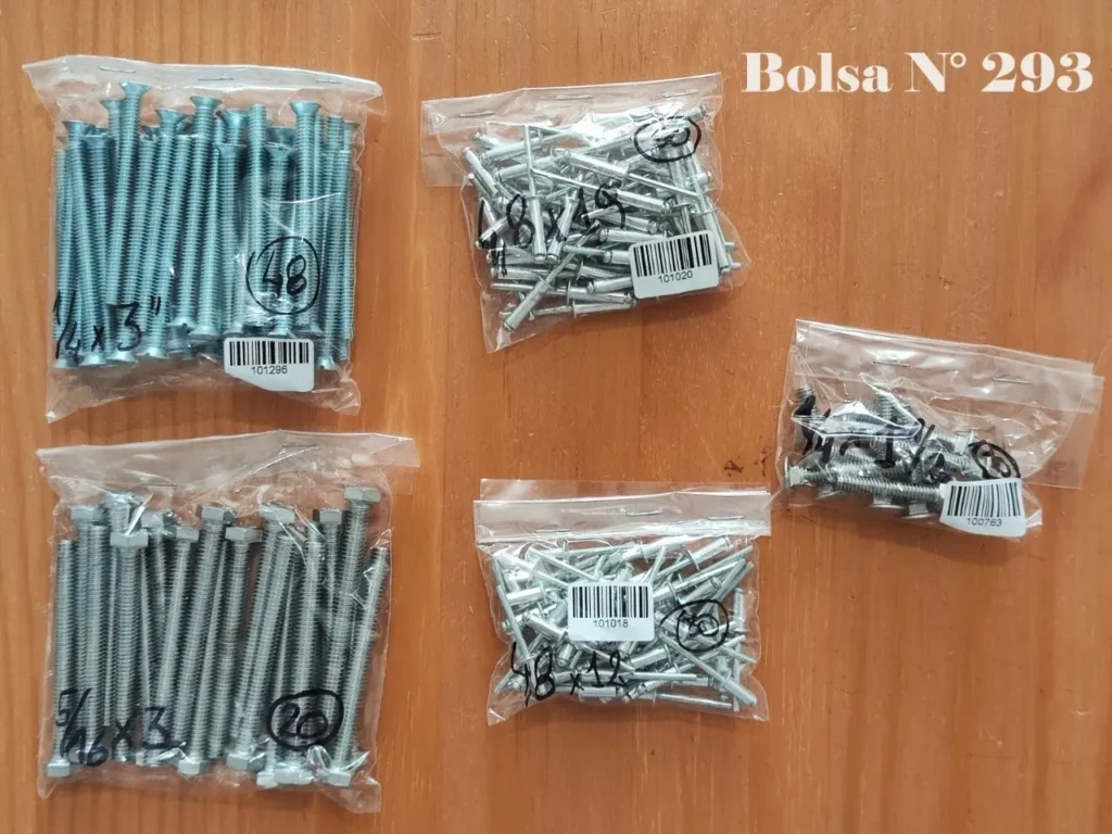 Surtido de tornillos y remaches en bolsas individuales con etiquetas de identificación. by Remates Narvaja