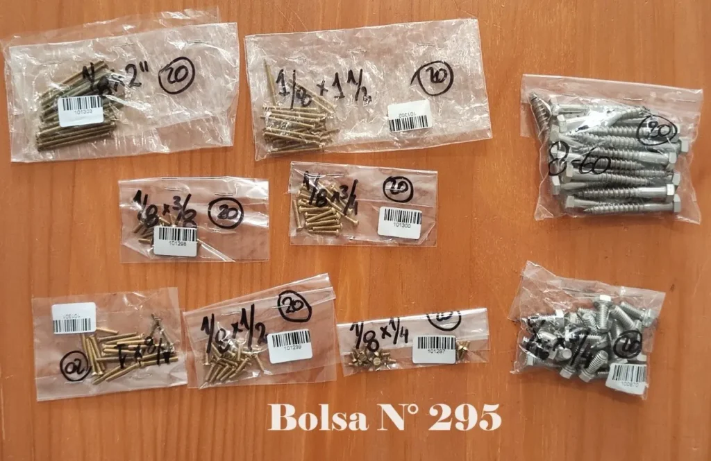 Bolsas de tornillos y pernos de diferentes tamaños y tipos, incluyendo de latón y plateados, identificadas como "Bolsa N° by Remates Narvaja