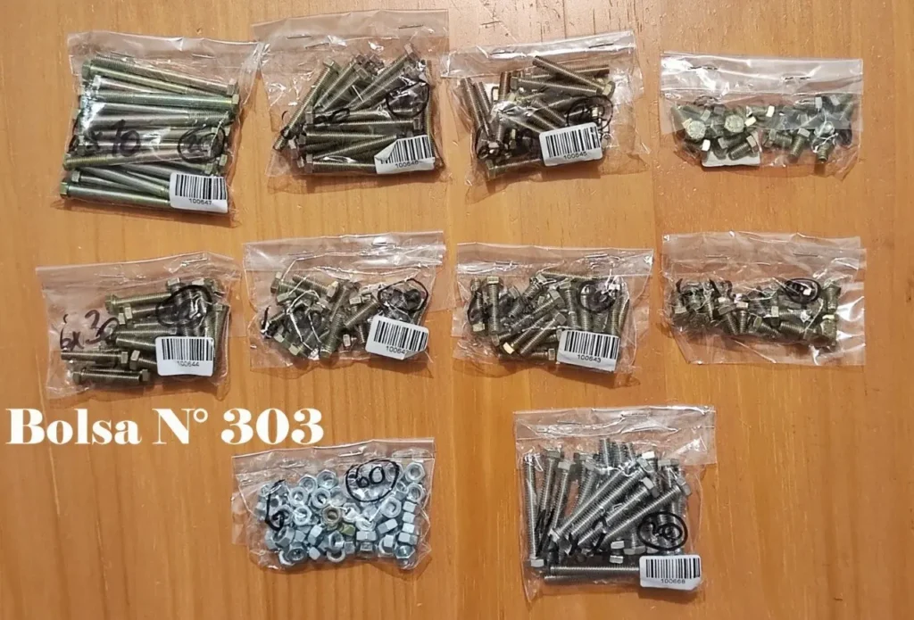 Surtido de tornillos y tuercas en bolsas con códigos de barras, etiquetado como Bolsa N° 303. by Remates Narvaja