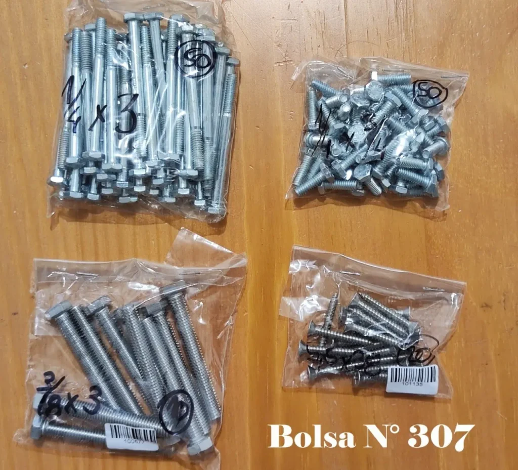 Bolsas de pernos y tornillos de distintas medidas. by Remates Narvaja