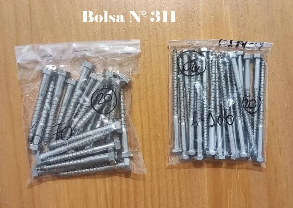 Dos bolsas de tirafondos metálicos con cabeza hexagonal, etiquetadas como "Bolsa N° 311". by Remates Narvaja