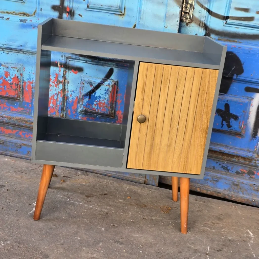 Mueble auxiliar moderno gris con puerta de madera y patas cónicas. by Remates Narvaja