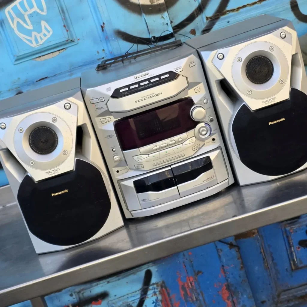 Equipo de música Panasonic con cambiador de 5 CDs y doble casetera. by Remates Narvaja