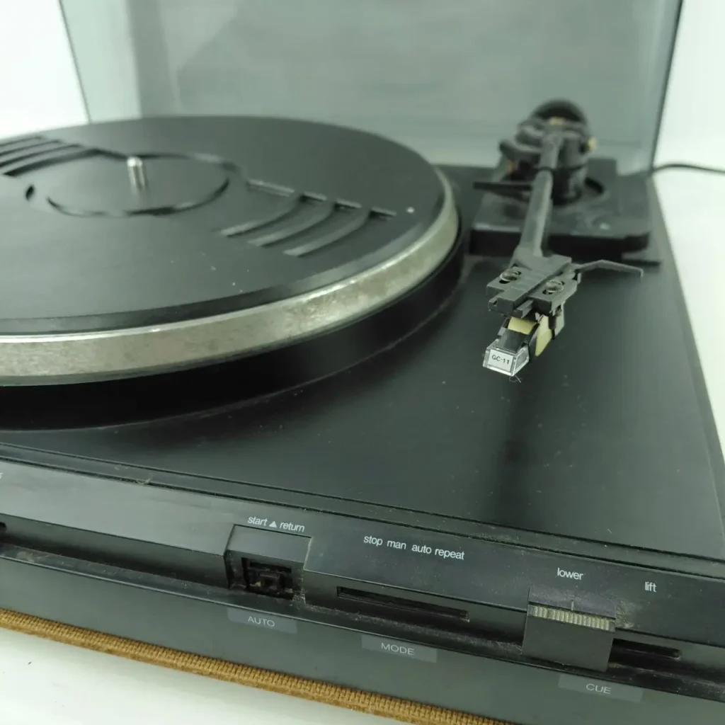 Tocadiscos vintage negro con brazo, plato y controles automáticos. by Remates Narvaja