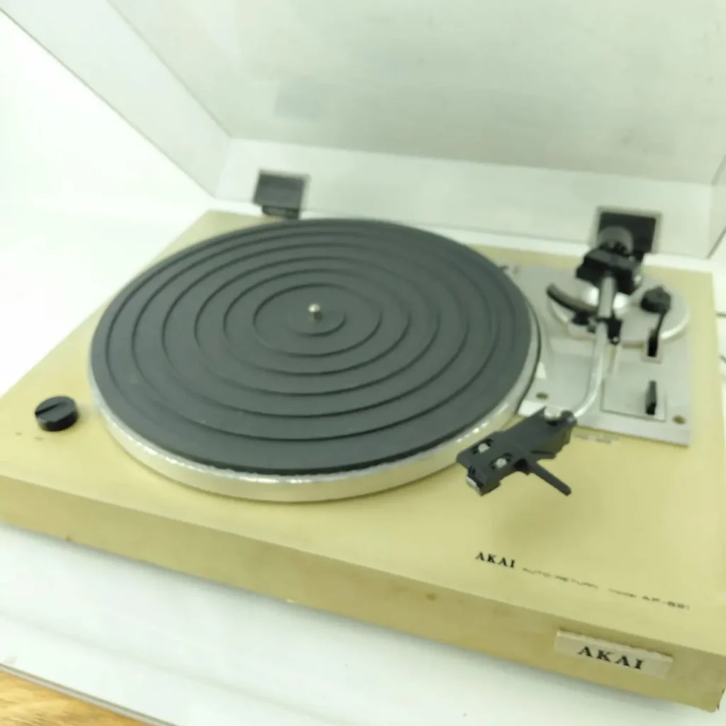 Tocadiscos Akai AP-B21 color beige con plato negro y brazo fonocaptor. by Remates Narvaja