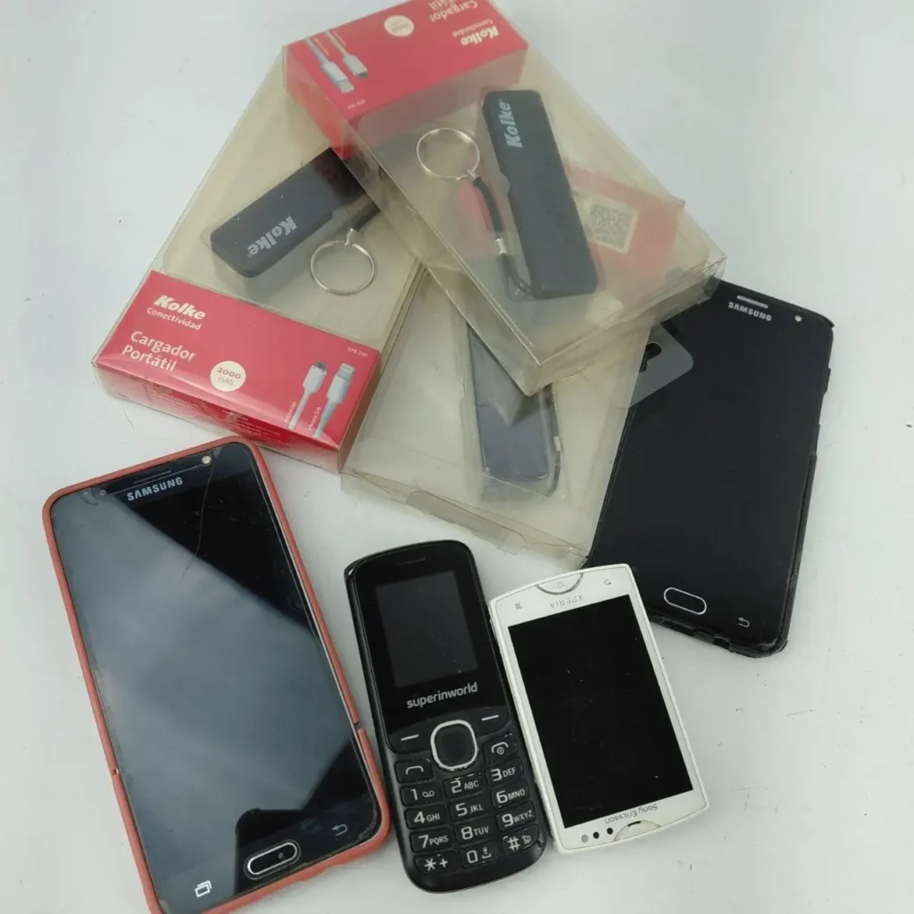 Colección de teléfonos móviles y cargadores portátiles Kolke. by Remates Narvaja