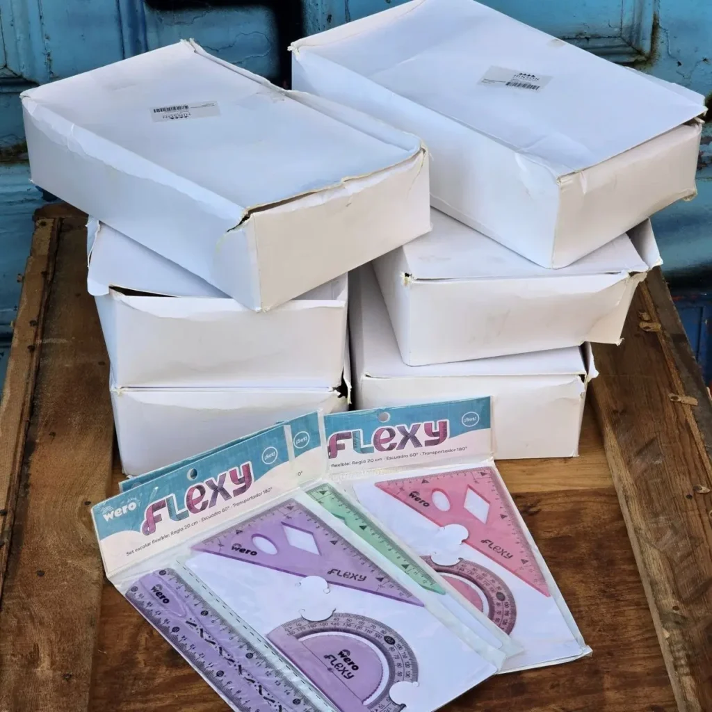 Suministros escolares: juegos de geometría Flexy Wero (reglas, escuadras, transportadores) y cajas blancas de envío. by Remates Narvaja