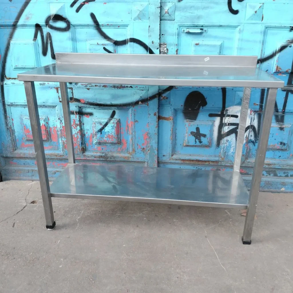 Mesa de trabajo de acero inoxidable con estante y respaldo. by Remates Narvaja