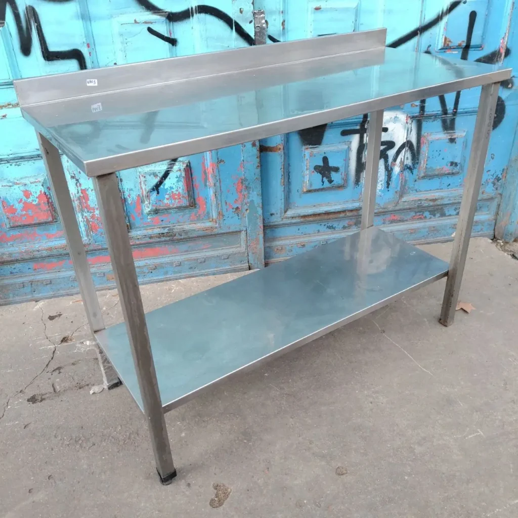 Mesa de trabajo comercial de acero inoxidable con estante y respaldo. by Remates Narvaja