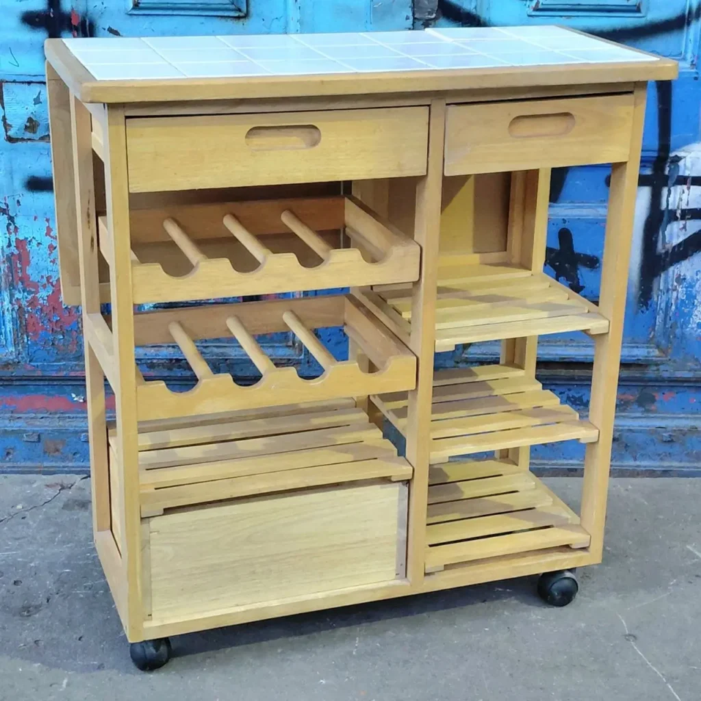 Carrito de cocina de madera con ruedas, encimera de azulejos y botellero. by Remates Narvaja
