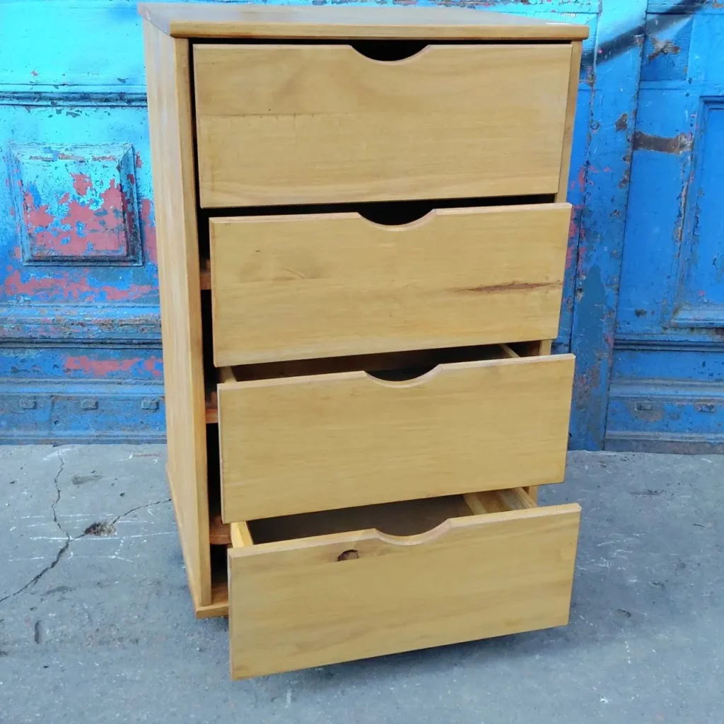 Cómoda de madera clara con 4 cajones y tiradores integrados de corte curvo. by Remates Narvaja