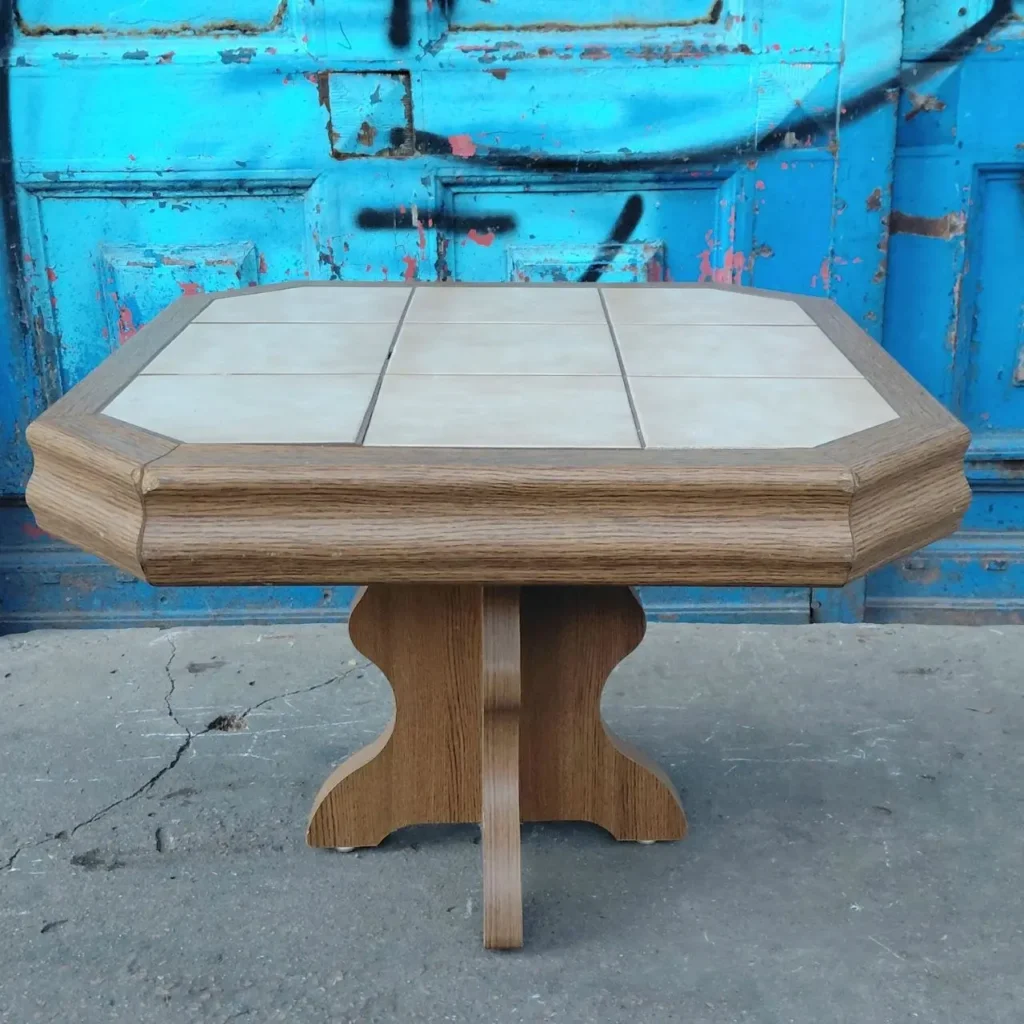 Mesa auxiliar octogonal de madera clara con tablero de azulejos. by Remates Narvaja