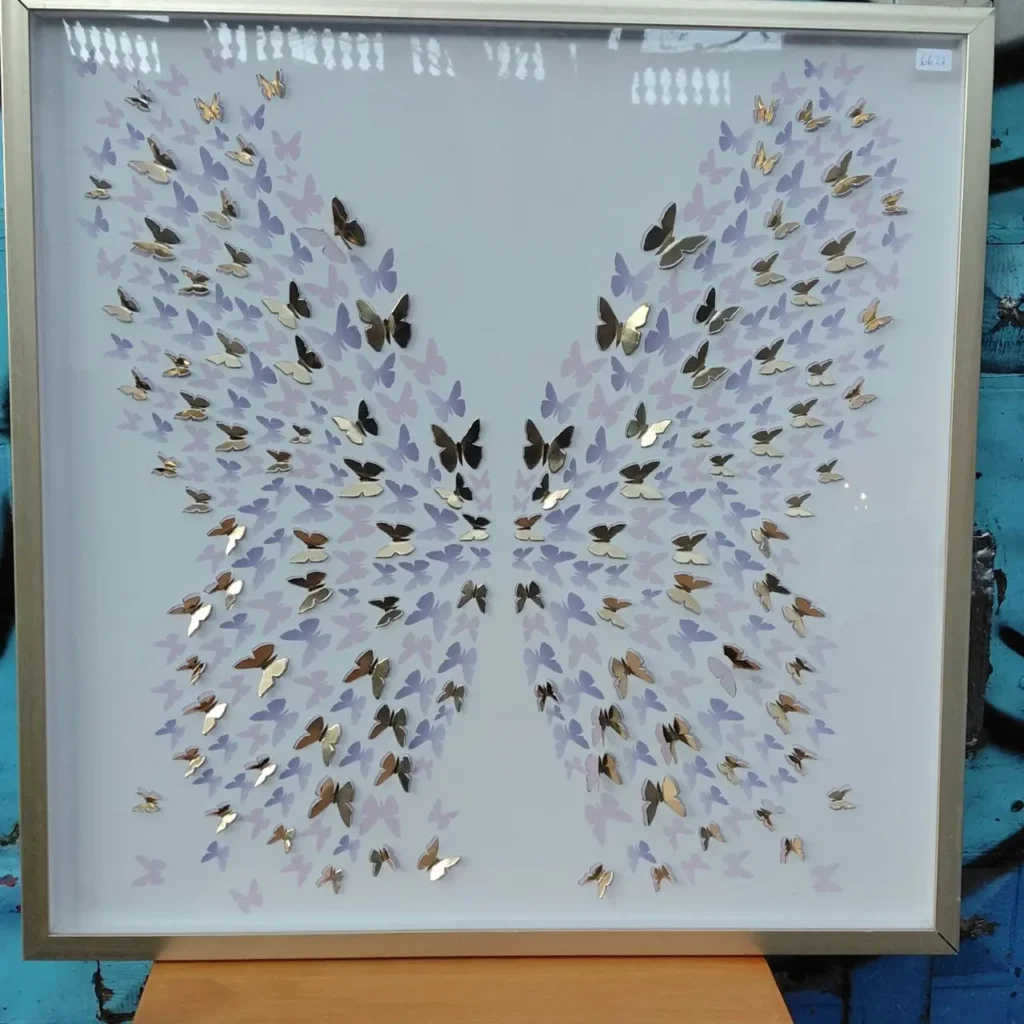 Arte de pared con mariposas 3D metálicas y moradas formando una gran silueta. by Remates Narvaja