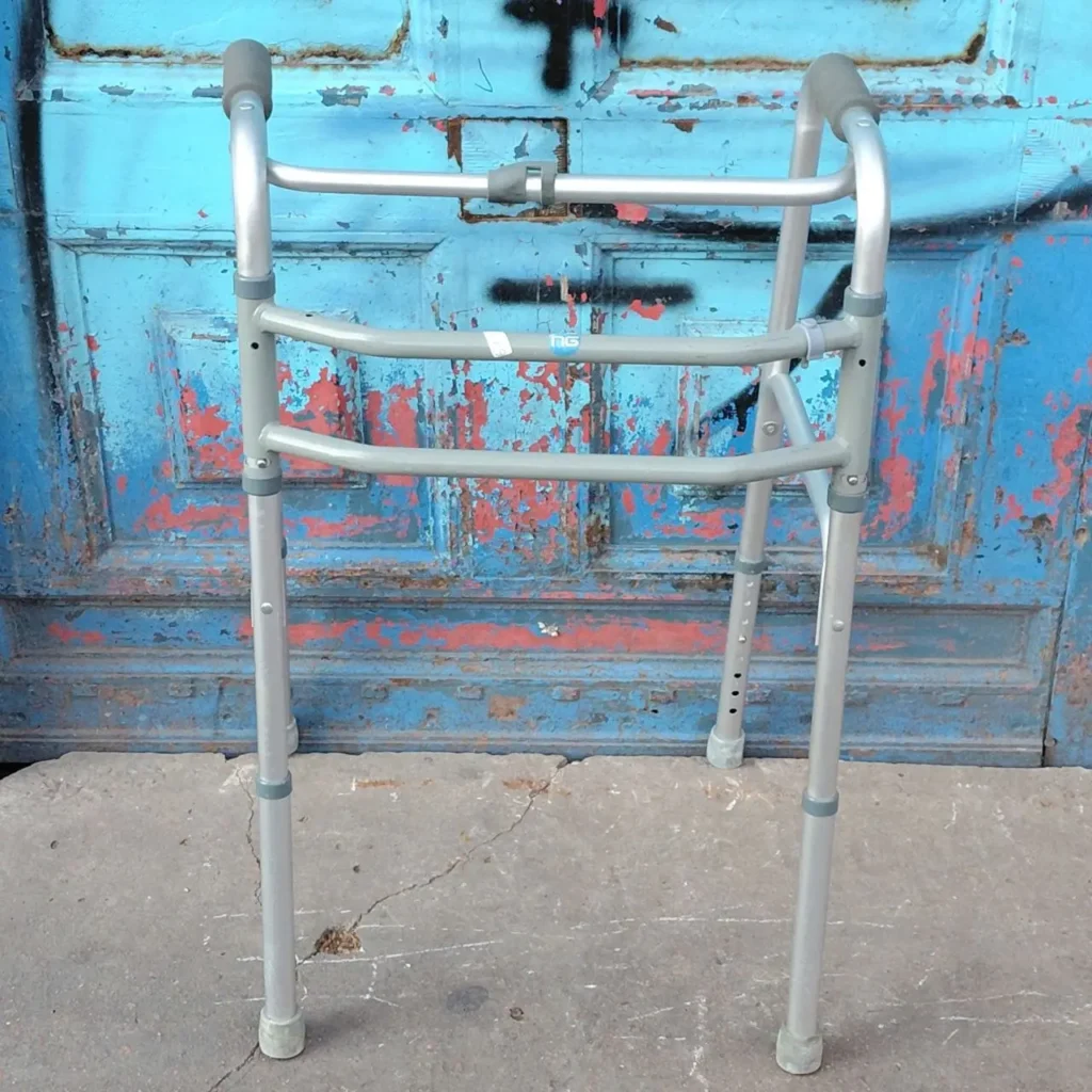 Andador de aluminio ajustable para movilidad. by Remates Narvaja