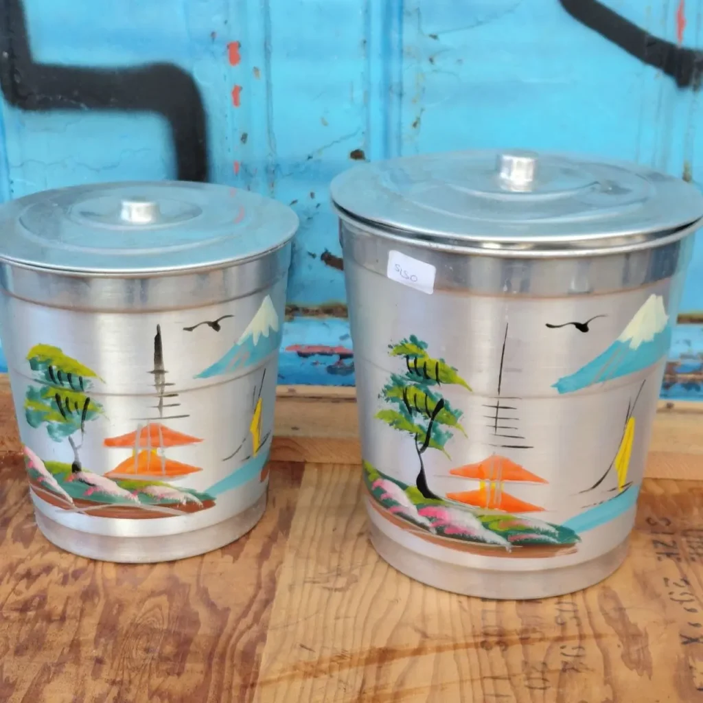 Contenedores de aluminio vintage con tapas, pintados a mano con paisaje asiático. by Remates Narvaja