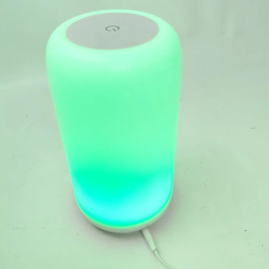 Lámpara LED de mesa verde con botón táctil de encendido.** by Remates Narvaja