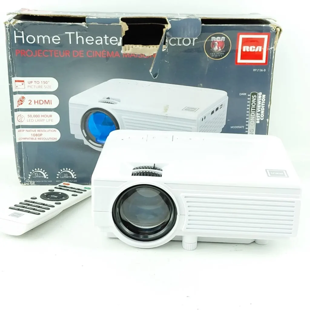 Proyector de cine en casa RCA RPJ136-B blanco con control remoto y su caja original, destacando resolución 1080 by Remates Narvaja