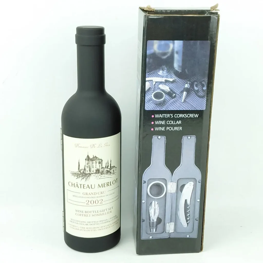 Set de regalo de accesorios para vino con forma de botella negra, que incluye sacacorchos, vertedor y collar antigoteo. by Remates Narvaja