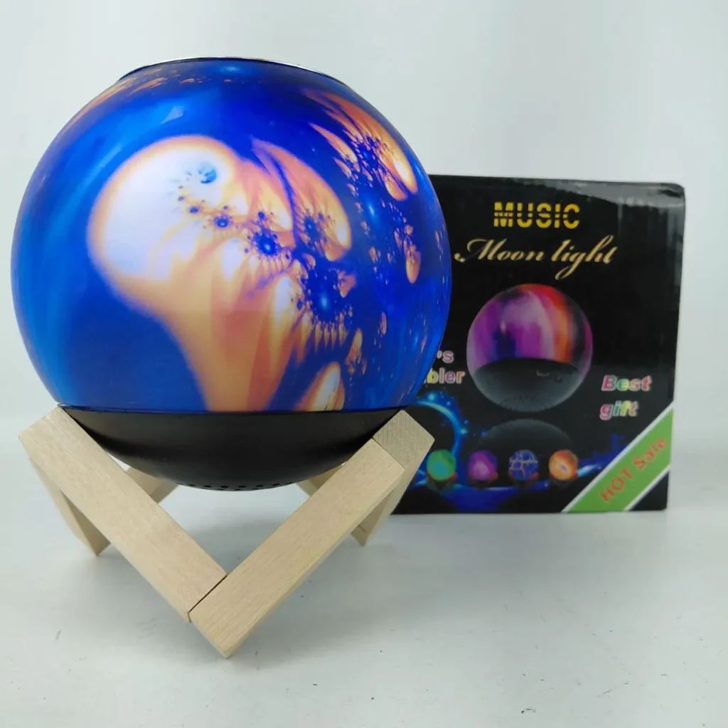 Lámpara de luna musical esférica con diseño de nebulosa azul y naranja sobre base de madera. by Remates Narvaja