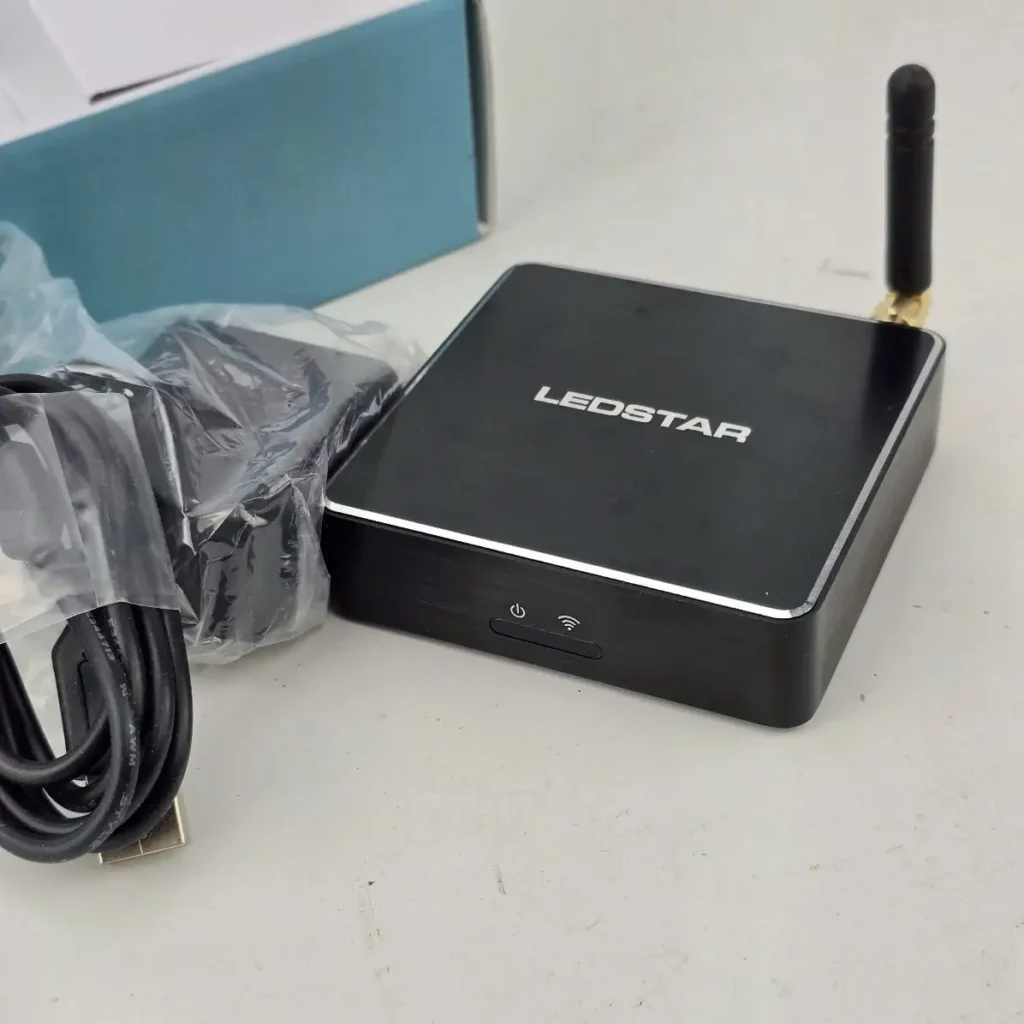 LEDSTAR dispositivo negro con antena, cable y adaptador. by Remates Narvaja