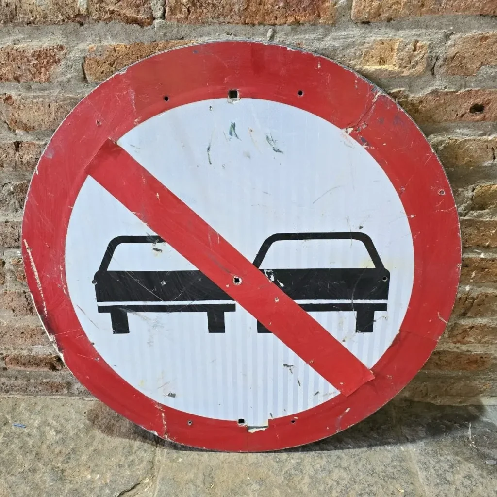 Señal de tráfico de prohibido adelantar. by Remates Narvaja