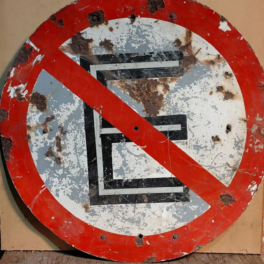 Señal de prohibido estacionar oxidada y desgastada. by Remates Narvaja