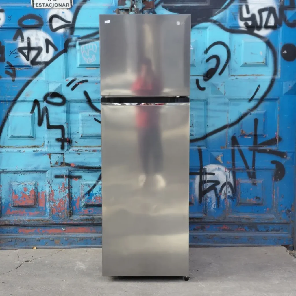 Refrigerador LG de acero inoxidable con congelador superior. by Remates Narvaja