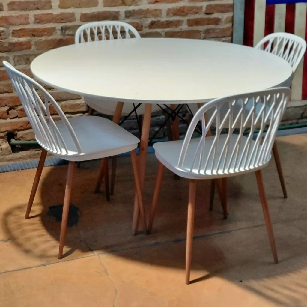 Juego de comedor moderno con mesa redonda blanca y cuatro sillas blancas con patas de madera. by Remates Narvaja