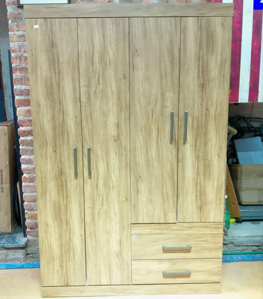 Armario de 4 puertas y 2 cajones con acabado en madera clara. by Remates Narvaja