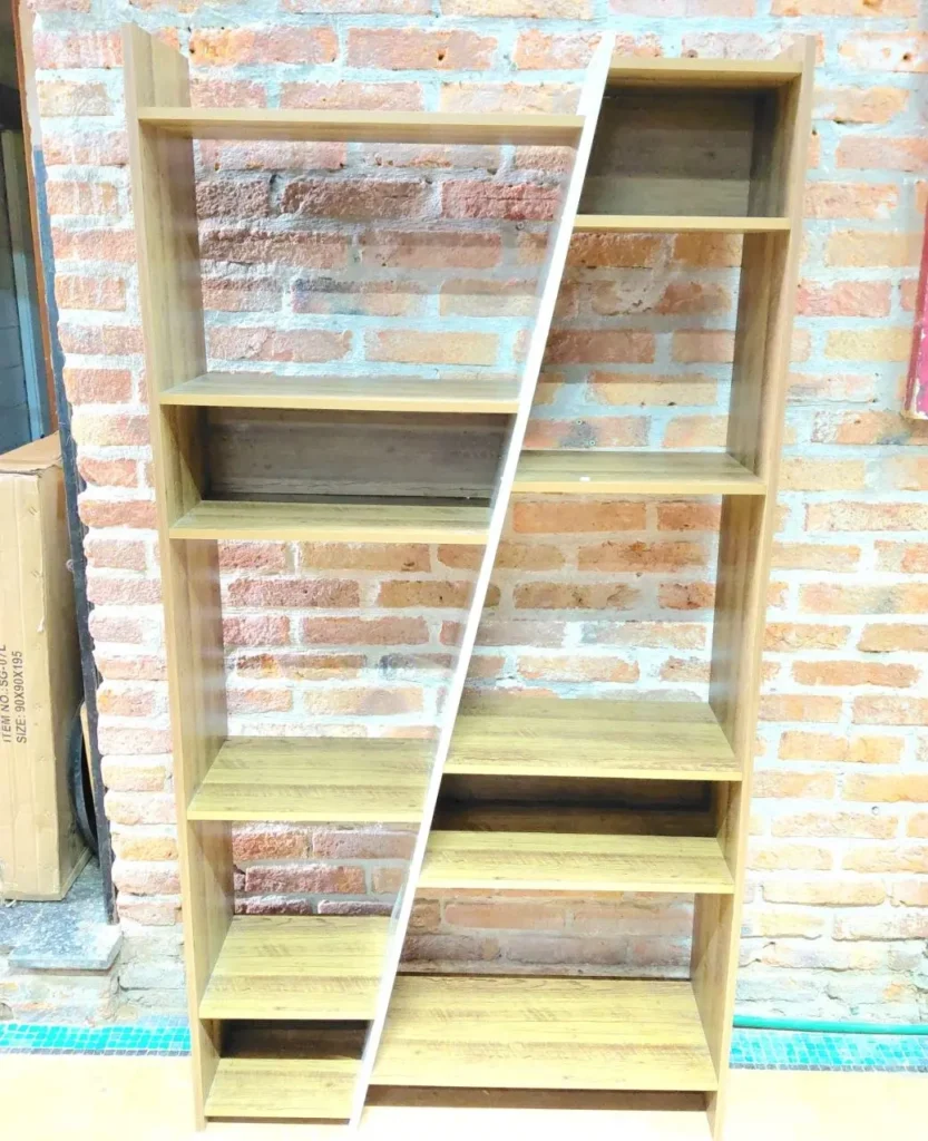 Estantería moderna de madera clara con diseño diagonal blanco. by Remates Narvaja